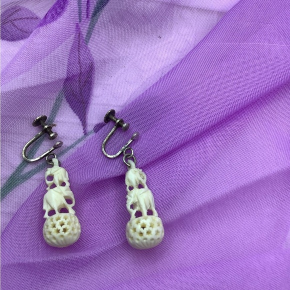 Vintage Carved Elephant  screw back earrings with box - Picture 2 of 4